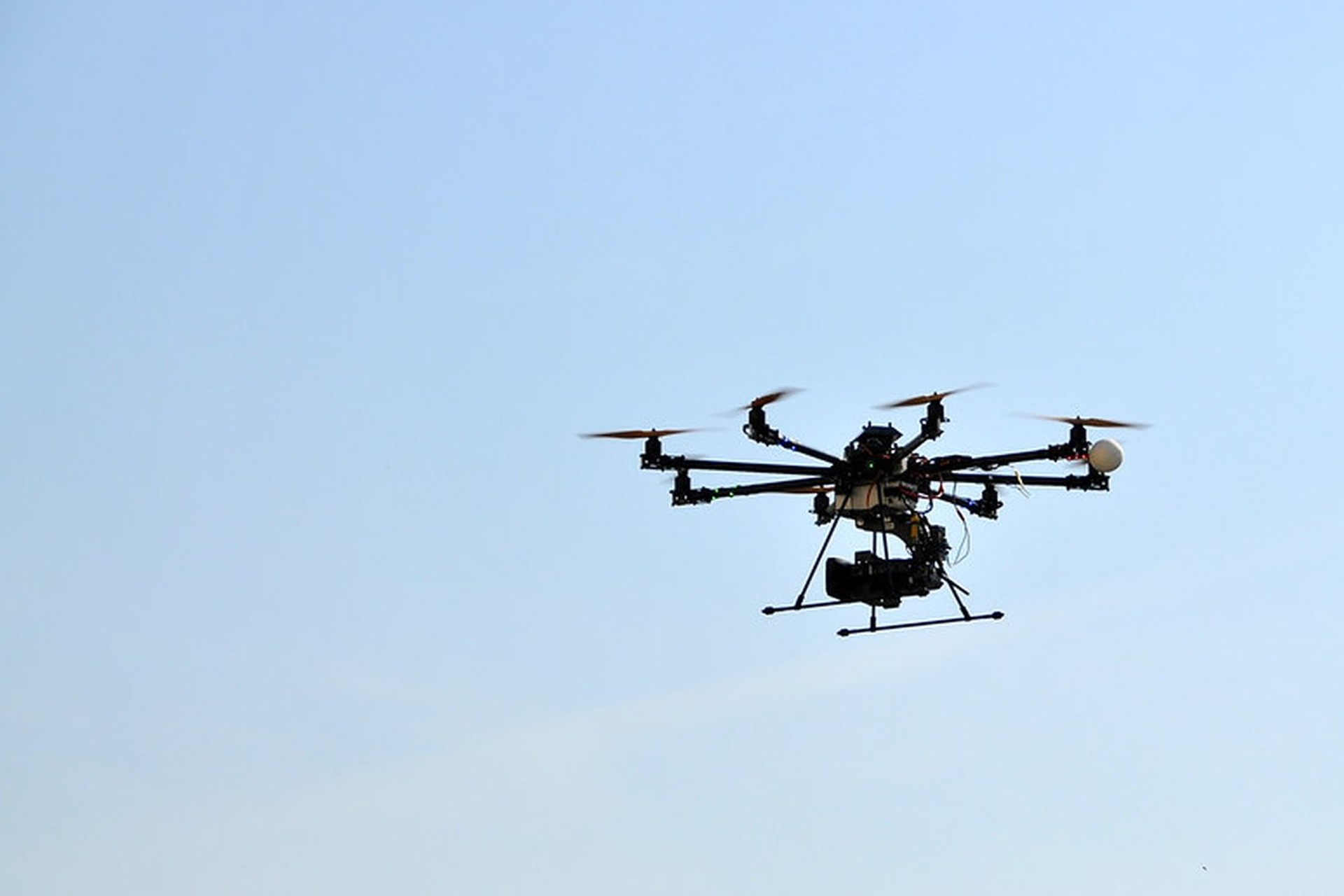 Drone professionnel en vol, illustration de l'assurance drone et aéronautique
